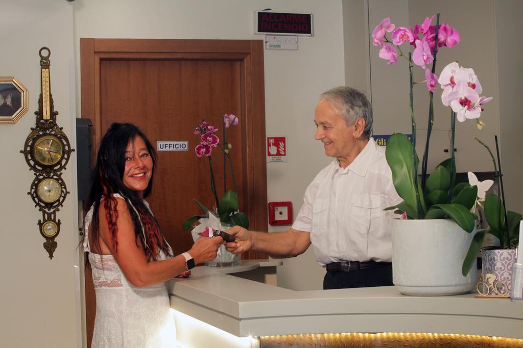 Hotel Tilly Cesenatico Buitenkant foto