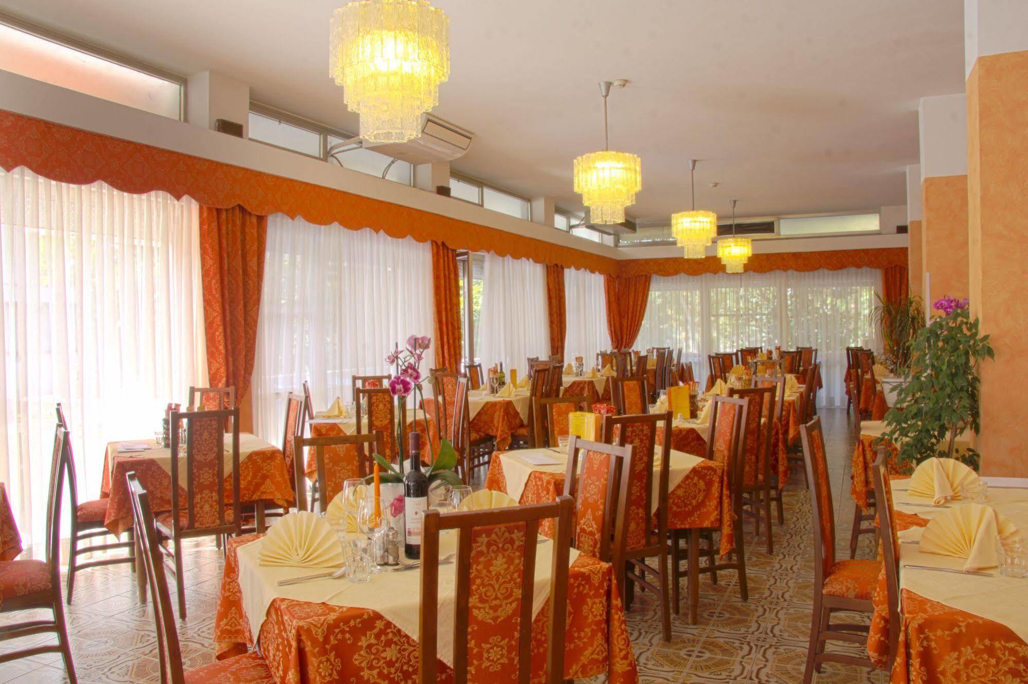 Hotel Tilly Cesenatico Buitenkant foto